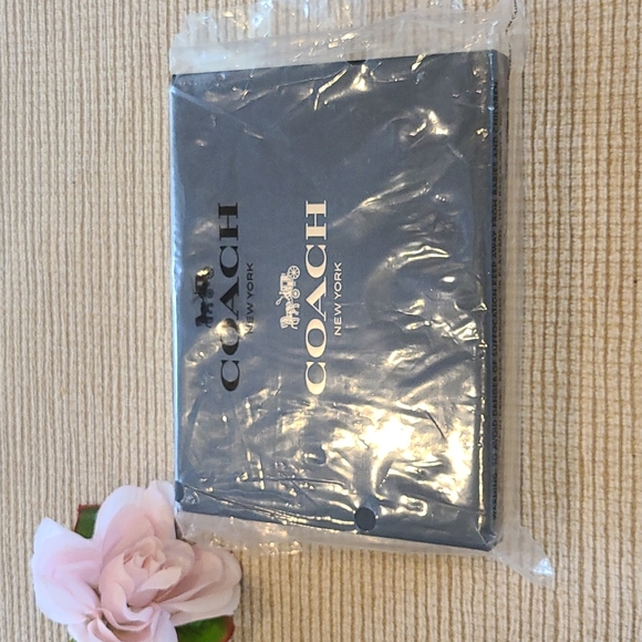 Coach boxed sparkle signature leather corner zip wristlet - Picture 11 of 14